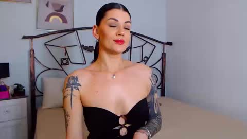 Snapshot of yvonneeverlee chatting on December 2024 08:53:01 PM I V Y online show from December 2024 08:53:01 PM