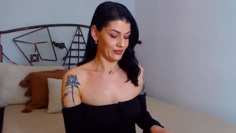 Snapshot of yvonneeverlee chatting on February 2025 12:57:02 AM I V Y online show from February 2025 12:57:02 AM