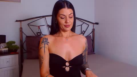 Snapshot of yvonneeverlee chatting on September 2025 07:48:01 PM I V Y online show from September 2025 07:48:01 PM
