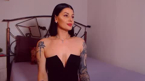 Snapshot of yvonneeverlee chatting on April 2026 08:07:01 PM I V Y online show from April 2026 08:07:01 PM