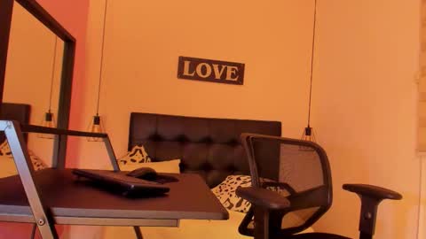 Zaira  online show from November 2025 10:42:01 PM