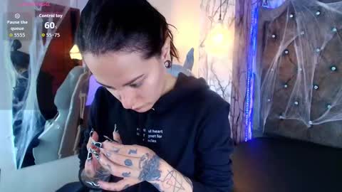   online show from October 2025 04:30:01 PM