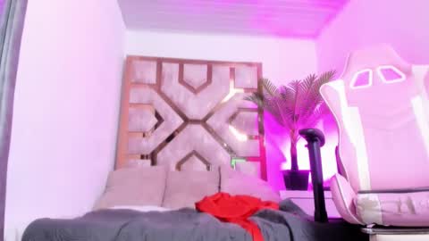 Snapshot of zamira_taylor chatting on February 2025 01:52:02 AM zamira_taylor online show from February 2025 01:52:02 AM