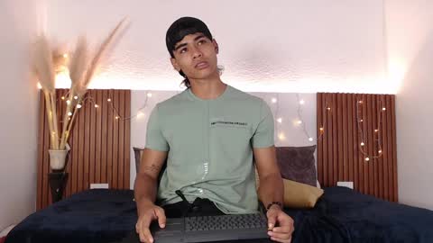 Snapshot of zander_2120 chatting on December 2024 05:13:01 PM Zander online show from December 2024 05:13:01 PM