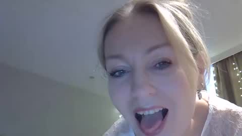 Zarina Swift online show from November 2025 04:33:02 AM