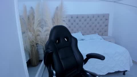 Zarina Waynne online show from December 2025 07:40:02 PM