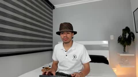 zaynshadow_ online show from October 2025 06:37:01 AM