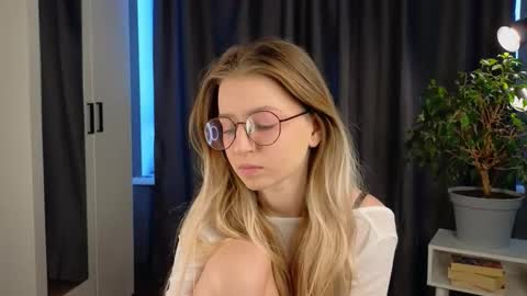 Avi online show from September 2025 01:25:02 PM