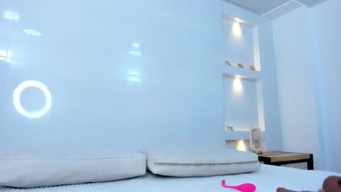 Zenda Evans online show from December 2025 04:52:01 AM