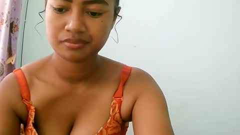Snapshot of zina479102 chatting on April 2026 05:10:02 AM elly online show from April 2026 05:10:02 AM
