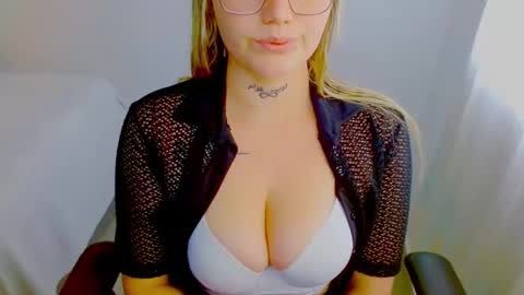 Snapshot of zoe_sexy69 chatting on September 2025 05:47:02 PM ZOE online show from September 2025 05:47:02 PM