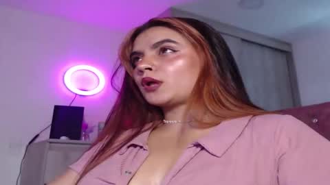 Snapshot of zoee_t chatting on June 2026 01:12:02 AM Zoee online show from June 2026 01:12:02 AM