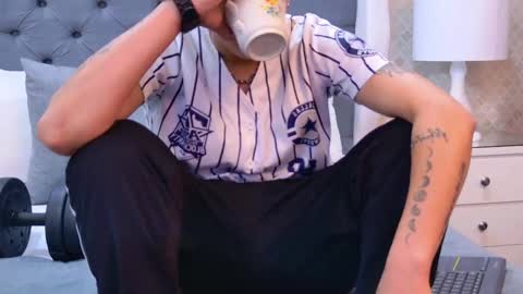 Zoe Krug online show from November 2025 11:43:02 AM