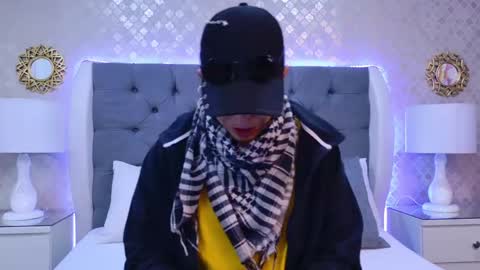 Zoe Krug online show from November 2025 12:02:02 PM