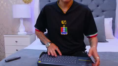 Zoe Krug online show from November 2025 11:32:02 AM