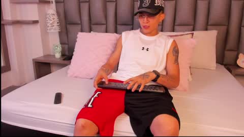 Snapshot of zoekrug chatting on March 2026 12:00:02 PM Zoe Krug online show from March 2026 12:00:02 PM