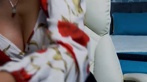 Snapshot of zoeylarkens chatting on September 2025 04:21:01 PM Zoey online show from September 2025 04:21:01 PM