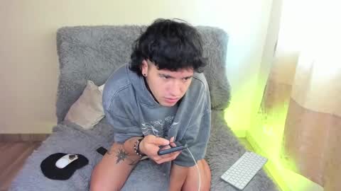 Snapshot of zoren333 chatting on October 2025 04:40:02 PM ZOREN online show from October 2025 04:40:02 PM