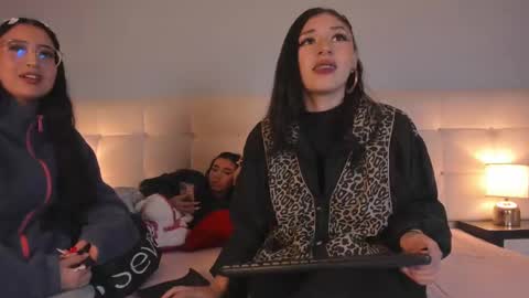 Snapshot of zowi_hottiee chatting on January 2025 02:08:02 AM cintya kors online show from January 2025 02:08:02 AM