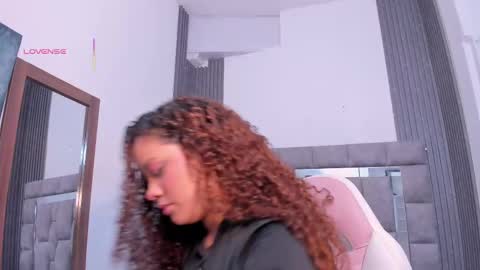 Snapshot of zulyjones chatting on October 2025 12:01:02 PM Zuly online show from October 2025 12:01:02 PM