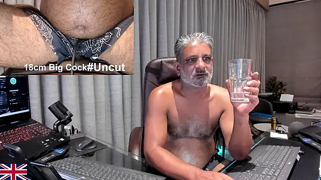 Snapshot of OnlineBossUK chatting on June 2026 08:39:02 AM OnlineBossUK online show from June 2026 08:39:02 AM