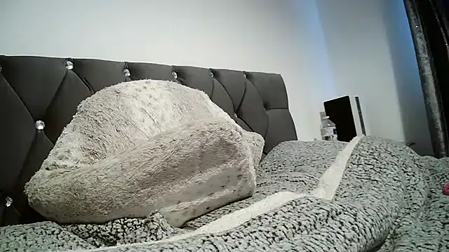 Snapshot of AaliyahLux chatting on October 2025 09:28:02 AM AaliyahLux online show from October 2025 09:28:02 AM