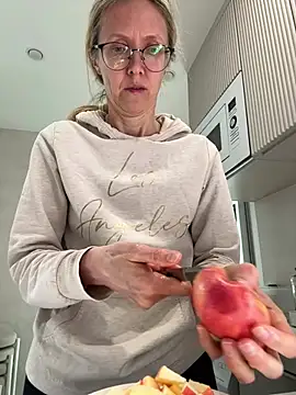 Snapshot of angelmommu chatting on March 2026 05:35:01 AM angelmommu online show from March 2026 05:35:01 AM