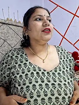 Snapshot of MOM-SUN-COUPLE chatting on February 2025 04:56:02 PM MOM-SUN-COUPLE online show from February 2025 04:56:02 PM