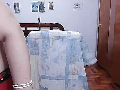 Snapshot of LauraVicttoria361215 chatting on February 2025 01:21:02 AM LauraVicttoria361215 online show from February 2025 01:21:02 AM