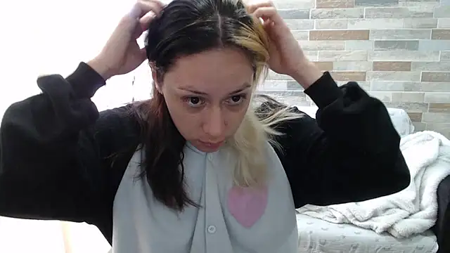 Snapshot of MommyMiaWs chatting on October 2025 12:26:02 PM MommyMiaWs online show from October 2025 12:26:02 PM