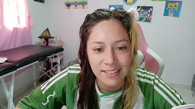 Snapshot of MommyMiaWs chatting on December 2025 03:49:02 PM MommyMiaWs online show from December 2025 03:49:02 PM