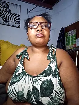 Snapshot of YELLOW_BONE chatting on March 2026 12:32:02 AM YELLOW BONE online show from March 2026 12:32:02 AM