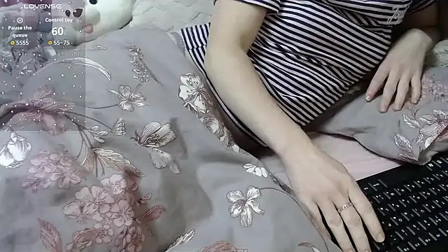 Snapshot of Viktoriiya_bald chatting on November 2025 12:10:01 AM Viktoriiya bald online show from November 2025 12:10:01 AM