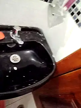 Snapshot of Alexisllanos chatting on December 2025 05:03:02 AM Alexisllanos online show from December 2025 05:03:02 AM