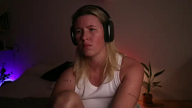 moonamii online show from September 2025 07:40:02 PM