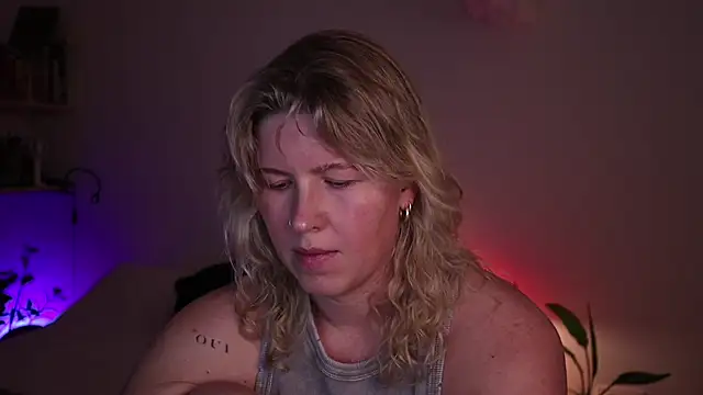 moonamii online show from October 2025 05:13:02 PM