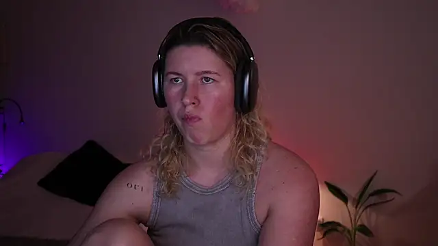 moonamii online show from December 2025 06:05:01 PM