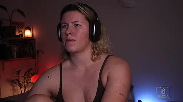 Snapshot of moonamii chatting on March 2026 06:25:01 PM moonamii online show from March 2026 06:25:01 PM