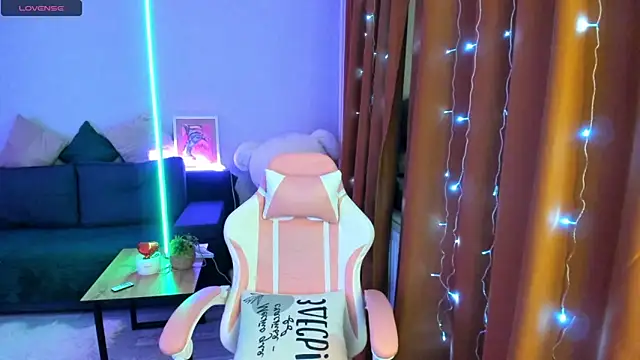 Snapshot of Queen_baby chatting on December 2025 02:19:02 AM Queen baby online show from December 2025 02:19:02 AM