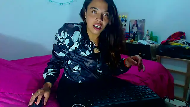 Snapshot of AmaraRoberts420 chatting on December 2024 04:56:02 AM AmaraRoberts420 online show from December 2024 04:56:02 AM