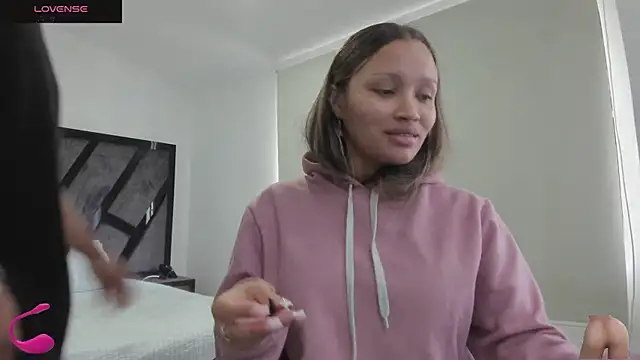 AnnieAndStefan online show from November 2025 02:18:02 PM