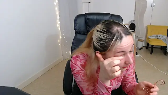 Crystal-dreamt online show from October 2025 05:41:02 AM