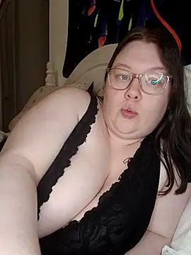 Snapshot of Sexycurvyemilyy chatting on April 2026 10:43:02 PM Sexycurvyemilyy online show from April 2026 10:43:02 PM