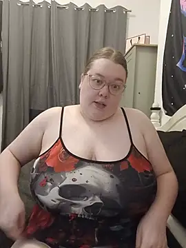 Snapshot of Sexycurvyemilyy chatting on June 2026 09:17:01 PM Sexycurvyemilyy online show from June 2026 09:17:01 PM