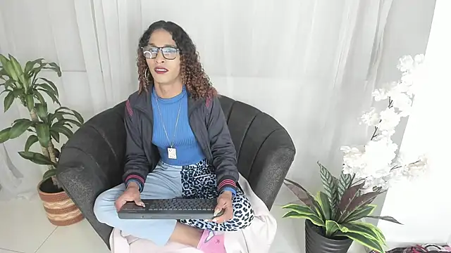 Snapshot of StefanyMiler chatting on December 2024 06:56:01 AM StefanyMiler online show from December 2024 06:56:01 AM