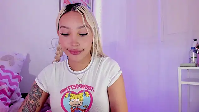 Snapshot of _viioletweekend_ chatting on March 2025 05:29:01 PM viioletweekend online show from March 2025 05:29:01 PM