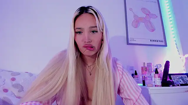 Snapshot of _viioletweekend_ chatting on March 2025 12:07:01 AM viioletweekend online show from March 2025 12:07:01 AM