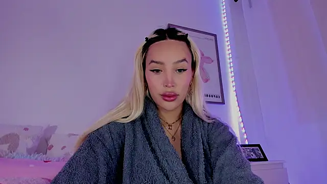 Snapshot of _viioletweekend_ chatting on March 2025 03:47:02 PM viioletweekend online show from March 2025 03:47:02 PM