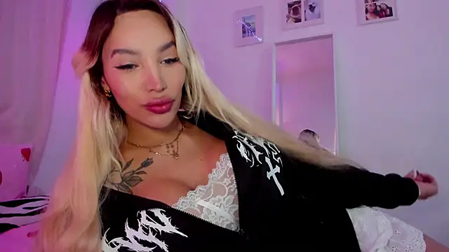 Snapshot of _viioletweekend_ chatting on December 2025 11:24:01 PM viioletweekend online show from December 2025 11:24:01 PM