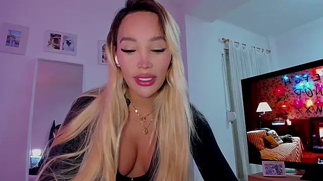 Snapshot of _viioletweekend_ chatting on December 2025 08:47:02 PM viioletweekend online show from December 2025 08:47:02 PM